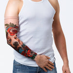 Rękaw z tatuażem psa i czerwonych róż na męskiej ręce – widok z przodu