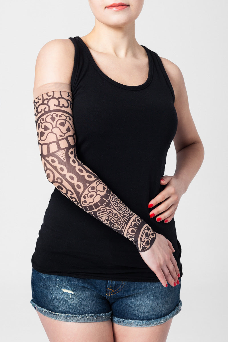 Rękaw z tatuażem czarnego orientalnego wzoru – na damskiej ręce, widok z przodu