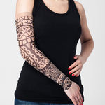 Rękaw z tatuażem czarnego orientalnego wzoru – na damskiej ręce, widok z przodu