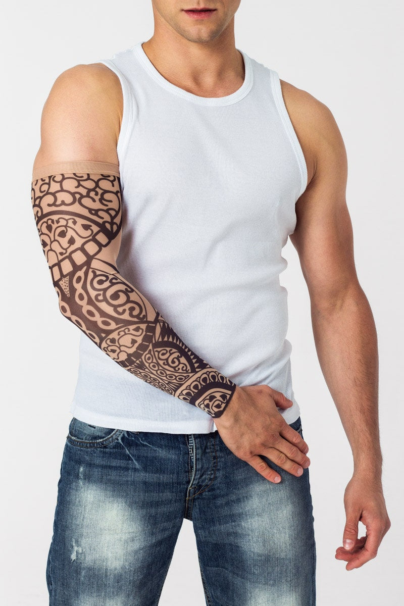 Rękaw z tatuażem czarnego orientalnego wzoru – na męskiej ręce, widok z przodu