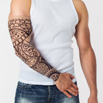 Rękaw z tatuażem czarnego orientalnego wzoru – na męskiej ręce, widok z przodu