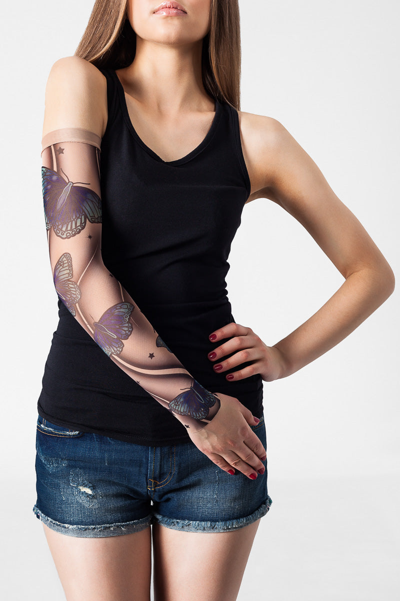 Rękaw z tatuażem w niebieskie motyle na damskiej ręce – widok z przodu