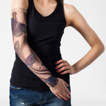 Rękaw z tatuażem w niebieskie motyle na damskiej ręce – widok z przodu