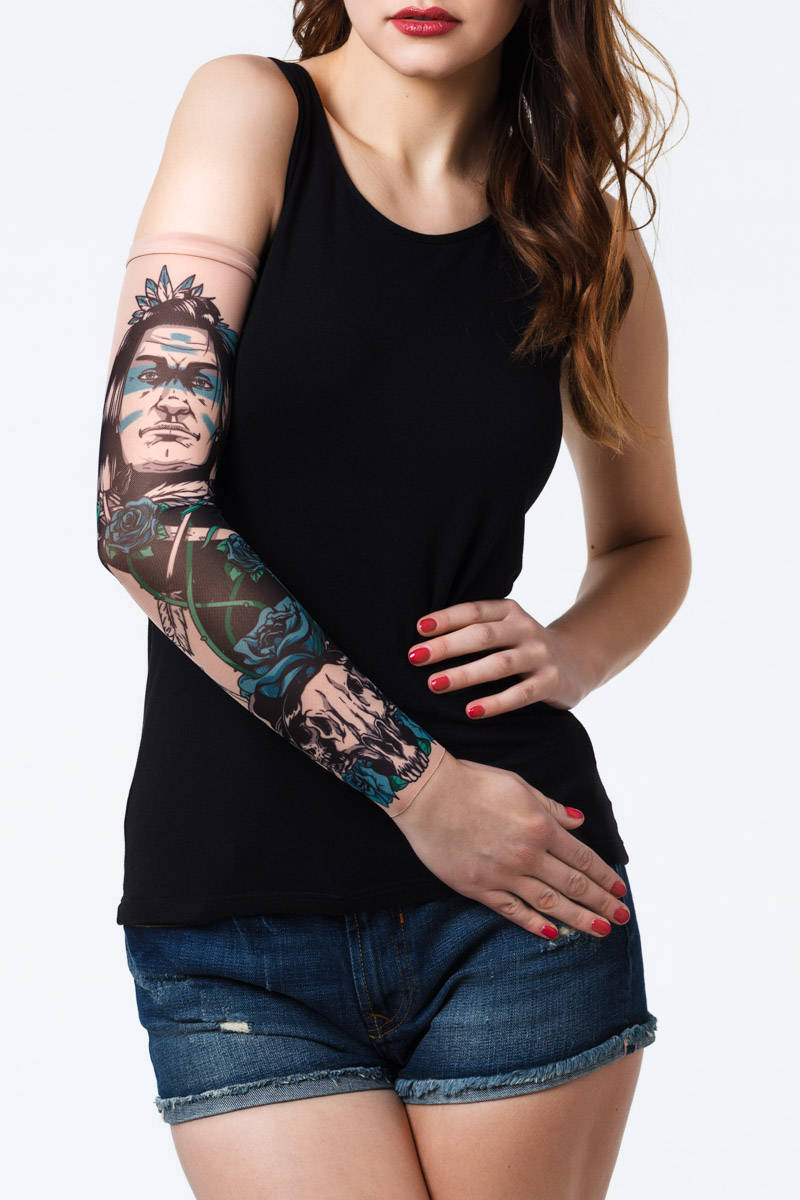 Rękaw z tatuażem indianina i niebieskich kwiatów – na damskiej ręce, widok z przodu