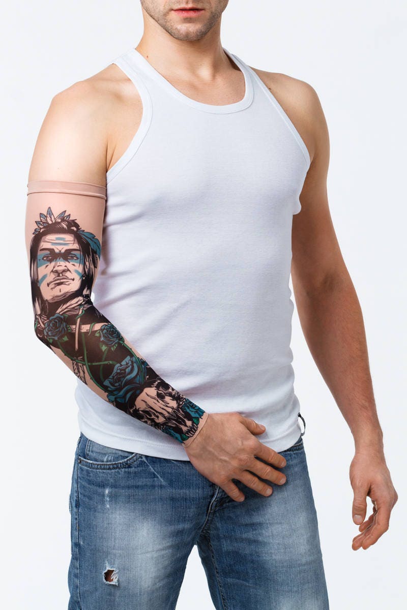 Rękaw z tatuażem indianina i niebieskich kwiatów – na męskiej ręce, widok z przodu