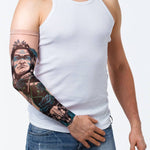 Rękaw z tatuażem indianina i niebieskich kwiatów – na męskiej ręce, widok z przodu