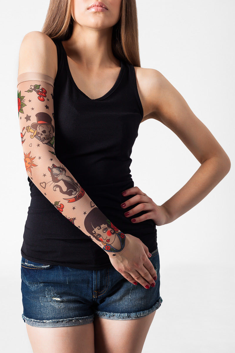 Rękaw z tatuażem w klasyczne wzory tatuażowe - na damskiej ręce, widok z przodu