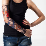 Rękaw z tatuażem seksownej syreny w bajkowym stylu, z różowymi włosami i niebieskim ogonem – na damskiej ręce, widok z przodu