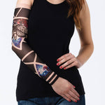 Rękaw z tatuażem dużej czarnej ćmy i kosmosu – na damskiej ręce, widok z przodu