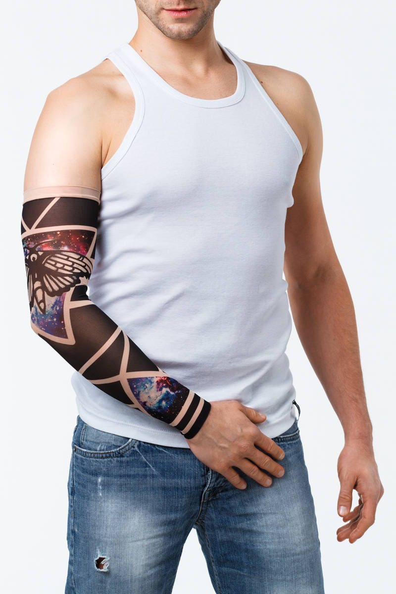 Rękaw z tatuażem dużej czarnej ćmy i kosmosu – na męskiej ręce, widok z przodu