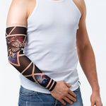 Rękaw z tatuażem dużej czarnej ćmy i kosmosu – na męskiej ręce, widok z przodu