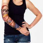 Rękaw z tatuażem seksownej tatuatorki i dużej czaszki – na damskiej ręce, widok z przodu