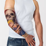 Rękaw z tatuażem seksownej tatuatorki i dużej czaszki – na męskiej ręce, widok z przodu