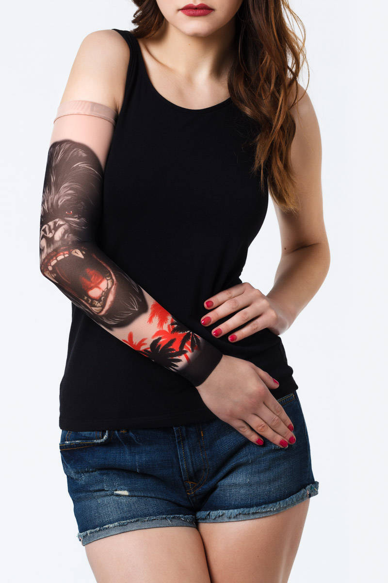 Rękaw z tatuażem ryczącego goryla – na damskiej ręce, widok z przodu