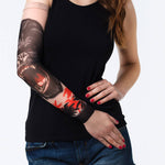 Rękaw z tatuażem ryczącego goryla – na damskiej ręce, widok z przodu