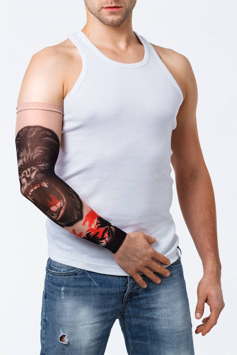 Rękaw z tatuażem ryczącego goryla – na męskiej ręce, widok z przodu