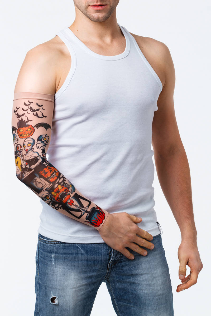 Rękaw z tatuażem halloweenowych motywów dyni, duchów i szkieletów – na męskiej ręce, widok z przodu