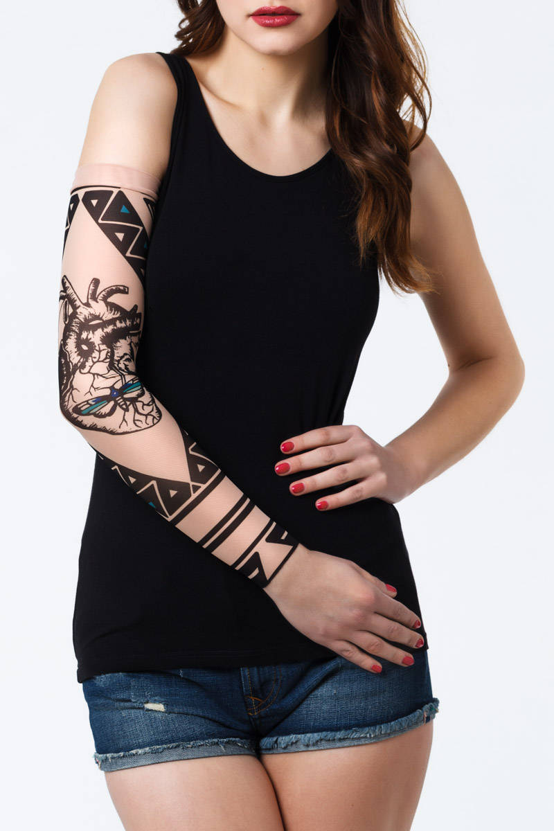 Rękaw z tatuażem z motywem geometrycznym i sercem – na damskiej ręce, widok z przodu