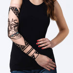 Rękaw z tatuażem z motywem geometrycznym i sercem – na damskiej ręce, widok z przodu