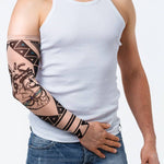 Rękaw z tatuażem z motywem geometrycznym i sercem – na męskiej ręce, widok z przodu