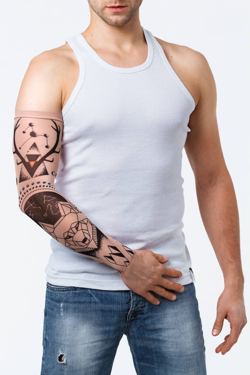 Rękaw z tatuażem geometrycznego wilka i rogów jelenia – na męskiej ręce, widok z przodu