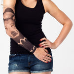 Rękaw z tatuażem wilka z żółtymi oczami i księżycem na damskiej ręce – widok z przodu