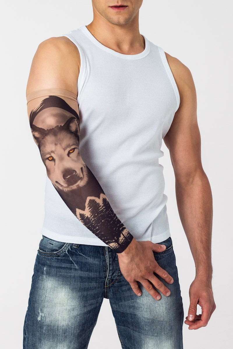 Rękaw z tatuażem wilka z żółtymi oczami i księżycem na męskiej ręce – widok z przodu