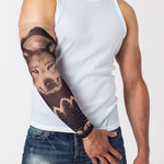 Rękaw z tatuażem wilka z żółtymi oczami i księżycem na męskiej ręce – widok z przodu