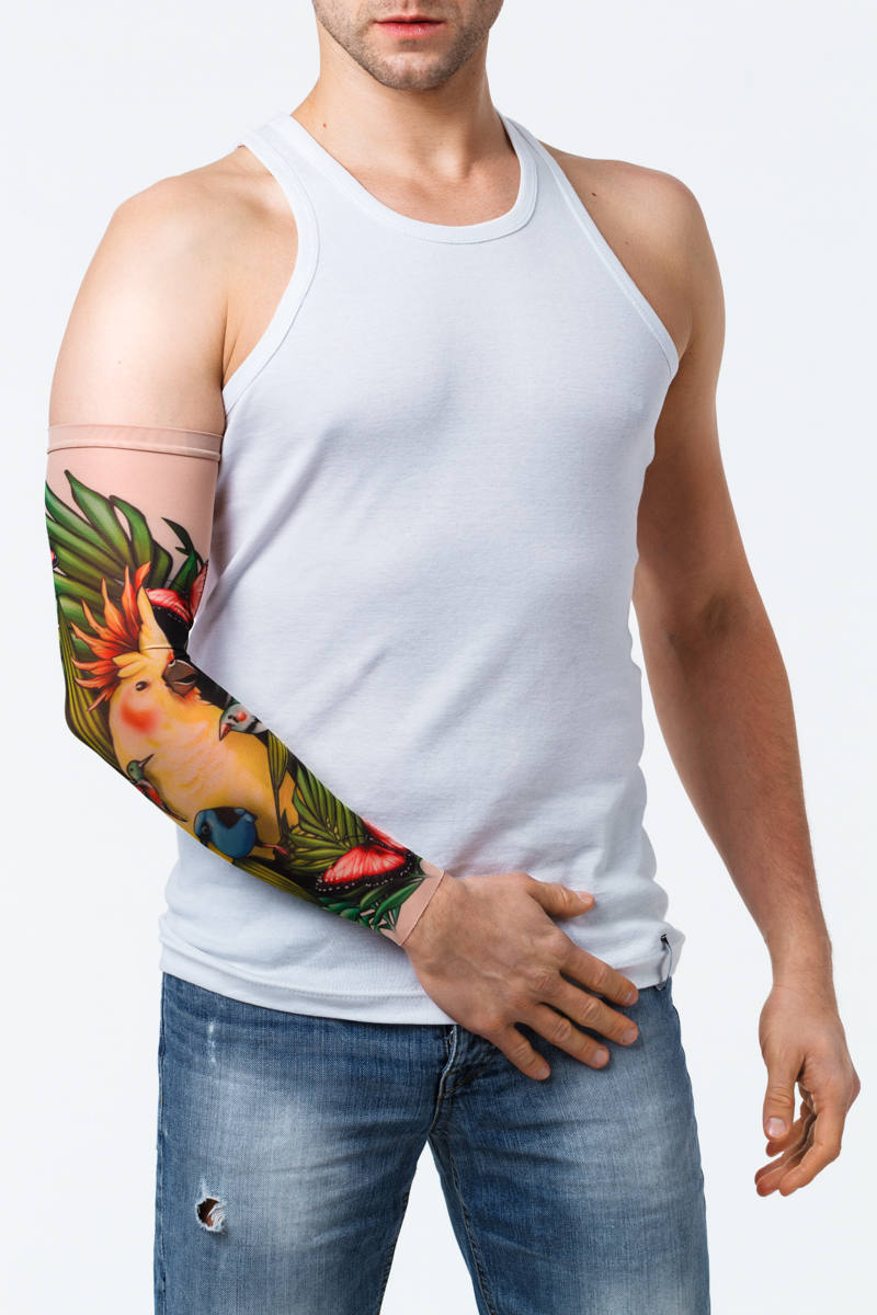 Rękaw z tatuażem żółtej papugi tropikalnej i motyli – na męskiej ręce, widok z przodu