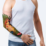 Rękaw z tatuażem żółtej papugi tropikalnej i motyli – na męskiej ręce, widok z przodu