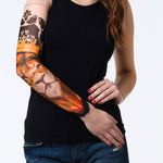 Rękaw z tatuażem lwa w złotej koronie – na damskiej ręce, widok z przodu