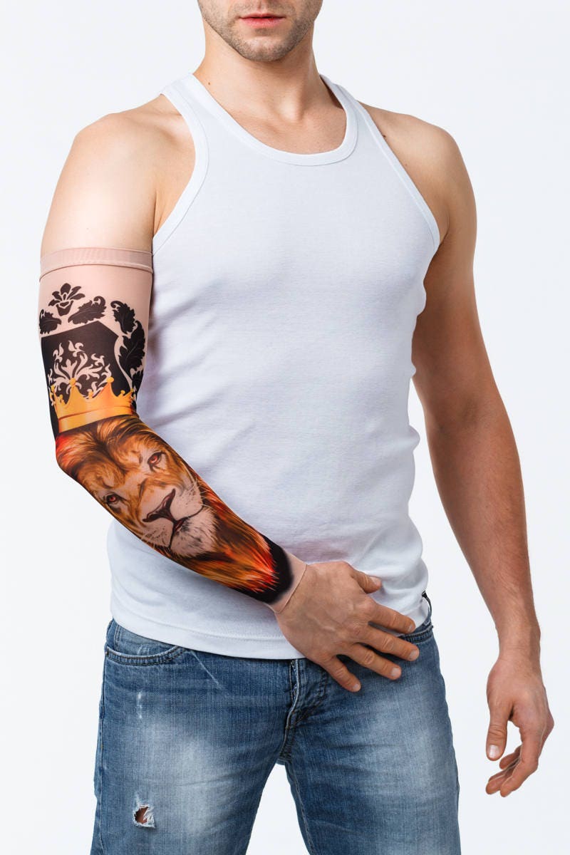 Rękaw z tatuażem lwa w złotej koronie – na męskiej ręce, widok z przodu