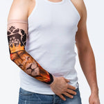 Rękaw z tatuażem lwa w złotej koronie – na męskiej ręce, widok z przodu