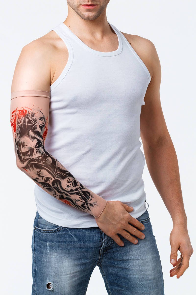 Rękaw z tatuażem demona z rogami i upadłych dusz – na męskiej ręce, widok z przodu