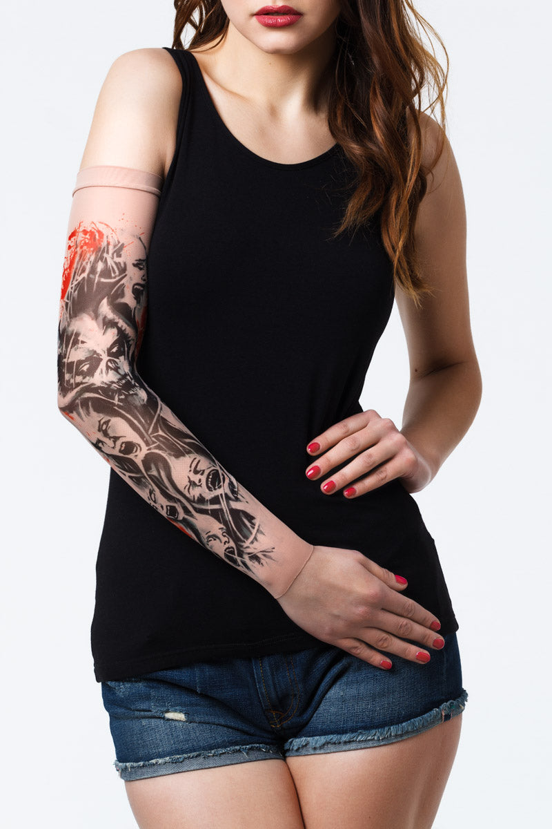 Rękaw z tatuażem demona z rogami i upadłych dusz – na damskiej ręce, widok z przodu