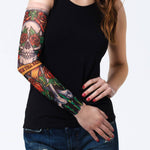 Rękaw z tatuażem czaszki z czerwonymi różami i napisem „love till death” – na damskiej ręce, widok z przodu