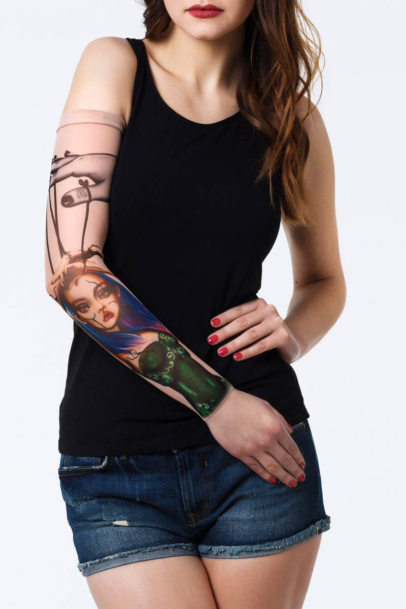 Rękaw z tatuażem mrocznej, seksownej marionetki na sznurkach – na damskiej ręce, widok z przodu