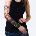 Rękaw z tatuażem mrocznej, seksownej marionetki na sznurkach – na damskiej ręce, widok z przodu