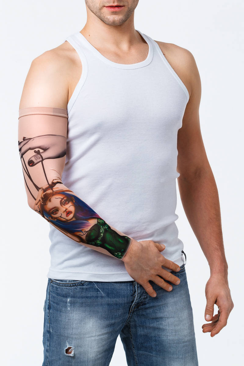 Rękaw z tatuażem mrocznej, seksownej marionetki na sznurkach – na męskiej ręce, widok z przodu