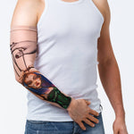 Rękaw z tatuażem mrocznej, seksownej marionetki na sznurkach – na męskiej ręce, widok z przodu