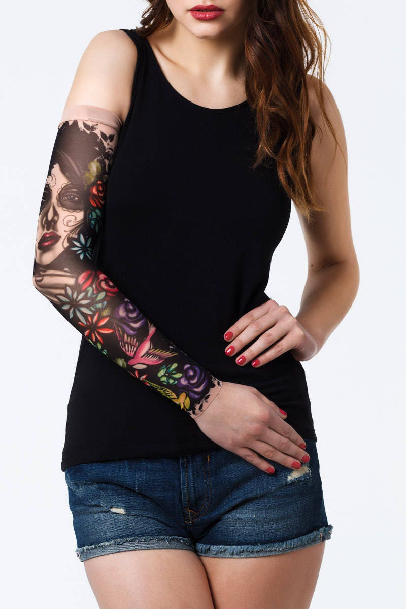 Rękaw z tatuażem La Muerte z kwiatami – na damskiej ręce, widok z przodu