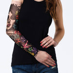 Rękaw z tatuażem La Muerte z kwiatami – na damskiej ręce, widok z przodu