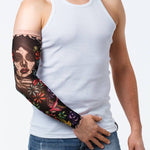 Rękaw z tatuażem La Muerte z kwiatami – na męskiej ręce, widok z przodu