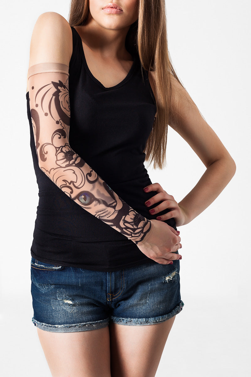 Rękaw z tatuażem kota z niebieskimi oczami i kwiatów – na damskiej ręce, widok z przodu