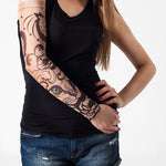 Rękaw z tatuażem kota z niebieskimi oczami i kwiatów – na damskiej ręce, widok z przodu