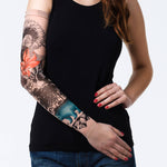 Rękaw z tatuażem niedźwiedzia i eterycznym motywem Pani Lasu – na damskiej ręce, widok z przodu