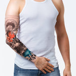 Rękaw z tatuażem niedźwiedzia i eterycznym motywem Pani Lasu – na męskiej ręce, widok z przodu