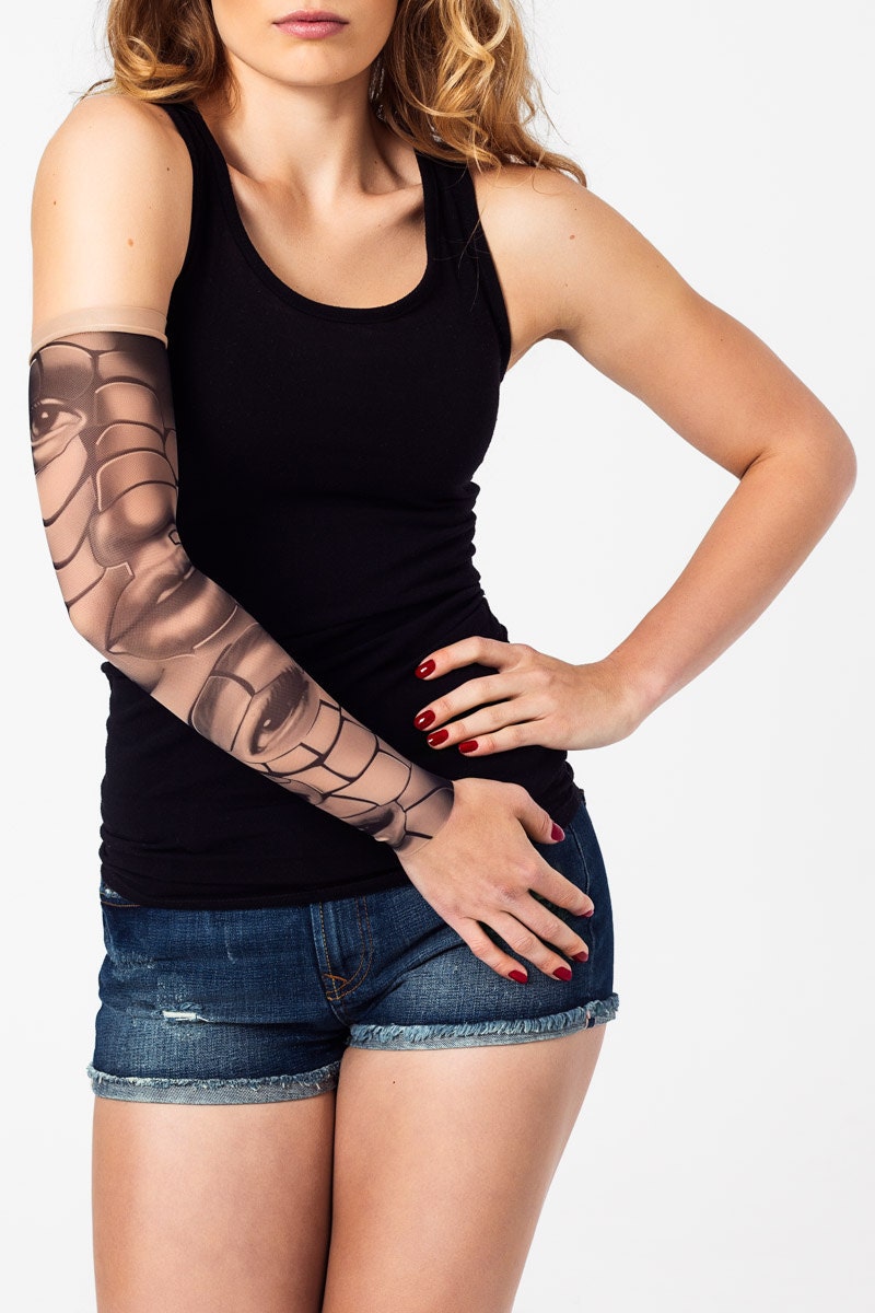 Rękaw z tatuażem twarzy dziewczyny w formie czarno-szarej mozaiki – na damskiej ręce, widok z przodu