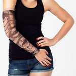 Rękaw z tatuażem twarzy dziewczyny w formie czarno-szarej mozaiki – na damskiej ręce, widok z przodu