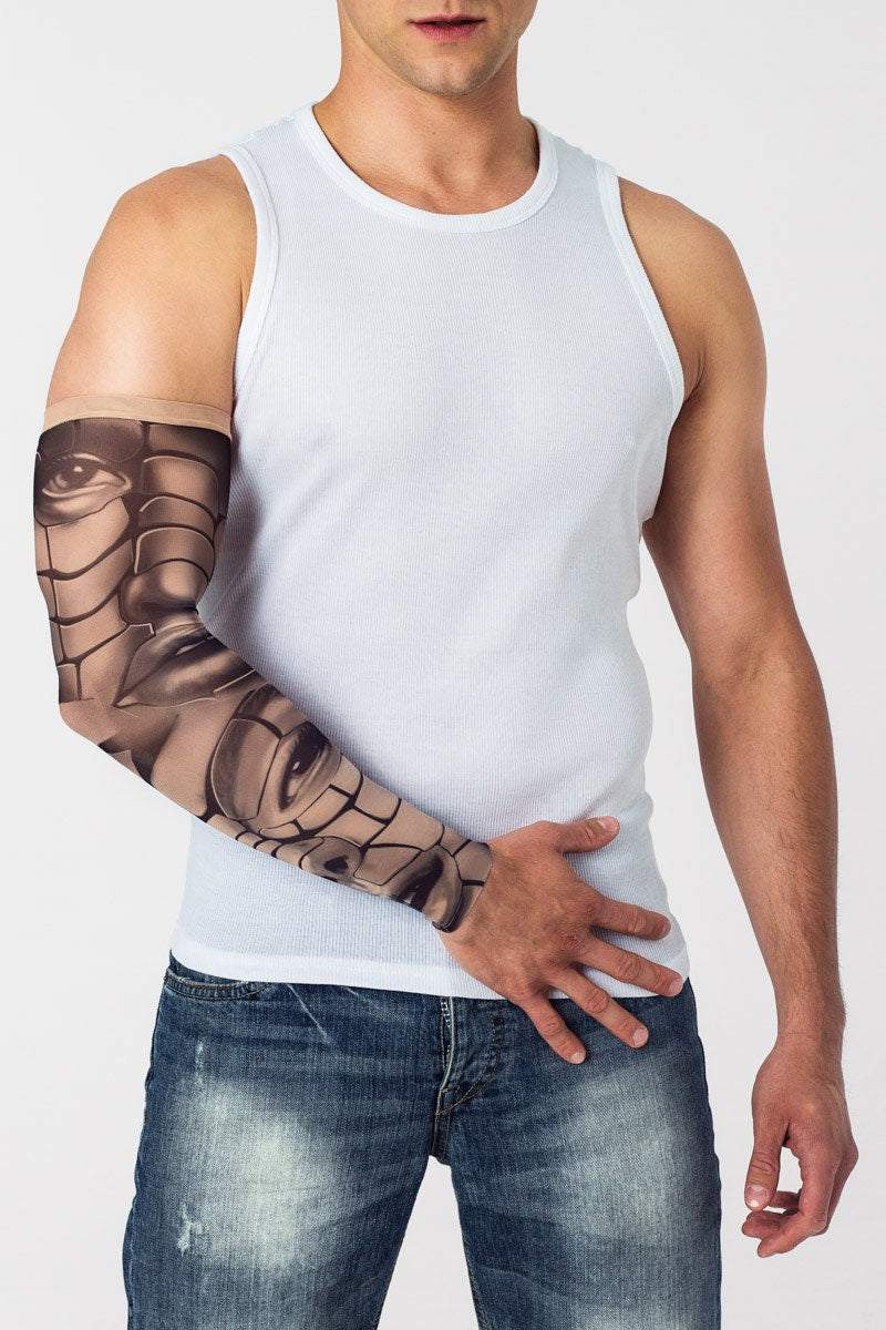 Rękaw z tatuażem twarzy dziewczyny w formie czarno-szarej mozaiki – na męskiej ręce, widok z przodu